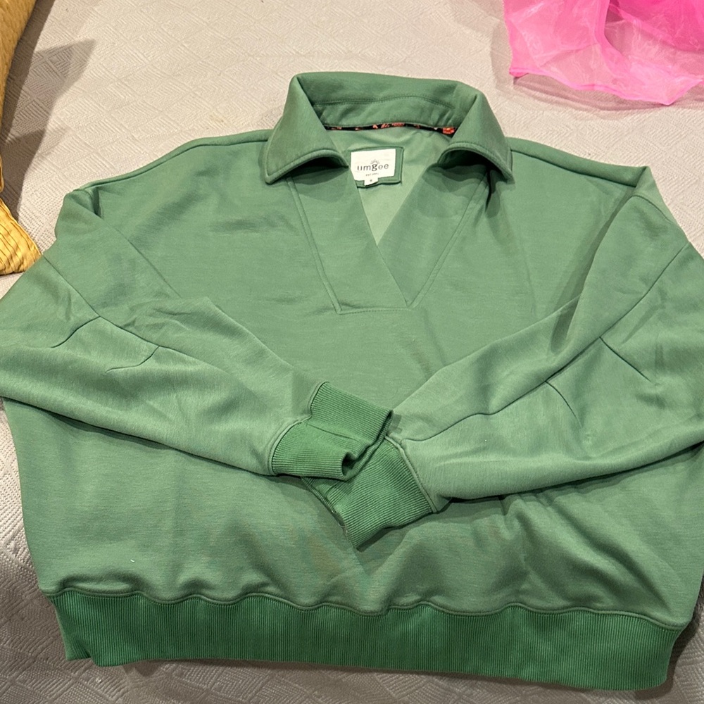 Umgee V-Neck sweatshirt apple Green Small NWOT
